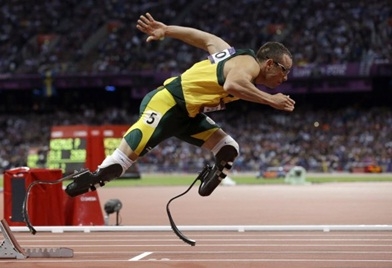 ออสการ์ พิสตอเรียส นักวิ่งขาพิการชาวแอฟริกาใต้ กำลังแข่งวิ่งในสนาม