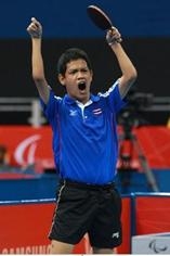นายรุ่งโรจน์ ไทยนิยม นักกีฬาเทเบิลเทนนิสทีมชาติไทย เหรียญทอง จากพาราลิมปิก ณ กรุงลอนดอน