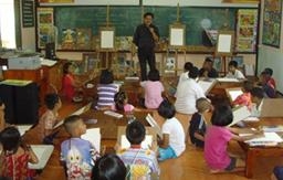 บรรยากาศภายในชั้นเรียน ครูสมชาย แก้วประกอบ กำลังถ่ายทอดศิลปะให้เด็กๆ
