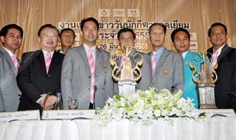 ภาพหมู่ สมาคมผู้สื่อข่าวกีฬาแห่งประเทศไทย ได้จัดการแถลงข่าวการจัดงานประกาศเกียรติคุณนักกีฬาทีมชาติไทย วันนักกีฬายอดเยี่ยมแห่งประเทศไทย ประจำปี 2555