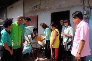 เจ้าหน้าที่เทศบาลเมืองจันทบุรี พร้อมคณะลงพื้นที่เยี่ยมคนพิการที่บ้านพร้อมนำอาหารเสริมคู่มือการดูแลสุขภาพไปมอบให้