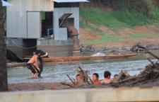 ประชาชนลงเล่นน้ำและจับปลาบริเวณแม่น้ำชีที่แห้งขอด