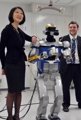 รัฐมนตรี หญิงของฝรั่งเศส (คนซ้าย) ถ่ายภาพคู่กับหุ่นยนต์แบบมนุษย์