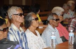 กลุ่มผู้สูงอายุที่ร่วมงานแถลงข่าวโครงการรวมใจ ช่วยเหลือผู้ยากไร้ ปลอดตาบอดจากต้อกระจก