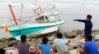 เรือของชาวประมงถูกคลื่นลมพายุซัด