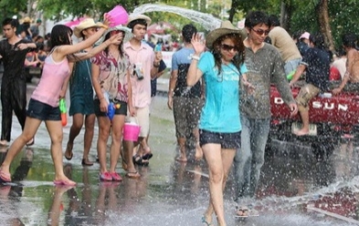 บรรยากาศ ช่วงสงกรานต์ประชาชนและนักท่องเที่ยวกำลังเล่นสาดน้ำ