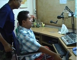 นายสมชาย กงทอง กำลังจัดรายการวิทยุ