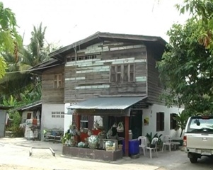 บ้านพักของ นายสมชาย กงทอง และใช้เป็นสถานที่จัดรายการ