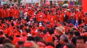 กลุ่มคนเสื้อแดงจำนวนมาก