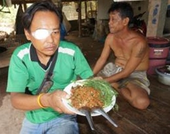นายวิโรจน์ กุลอ้น อายุ 37 ปี มีอาการแสบรอบดวงตาจากงูเห่าพ่นพิษใส่ดวงตา