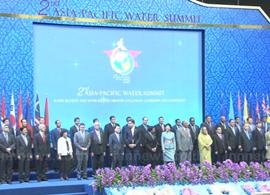 ภาพหมู่บนเวทีนายกรัฐมนตรี ประชุมผู้นำด้านน้ำแห่งภูมิภาคเอเชีย-แปซิฟิก ครั้งที่ 2 ขอทุกประเทศร่วมมือแก้ภัยพิบัติ โดยยึดแนวทางพระราชดำริในหลวง