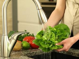 การล้างผักโดยใช้น้ำจากก็อกล้างผ่านผัก