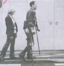 ไมเคิล กอร์ ผู้ป่วยอัมพาตจากอาการบาดเจ็บบริเวณกระดุกสันหลัง ทดลองเดินด้วย “อินดิโก้”