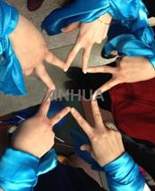 เด็ก 5 คนร่วมกันกางมือให้เป็นรูปดาว