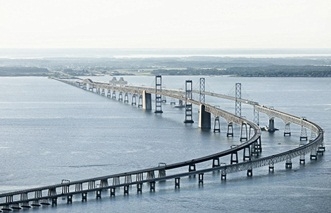 สะพานเบน์ (Bay Bridge) มีความยาว 7 กิโลเมตร และจุดที่สูงที่สุดสูงถึง 56 เมตร