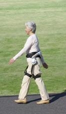 ผู้สูงอายุเดินโดยใช้นวัตกรรมเครื่องช่วยเดิน Walking Assist