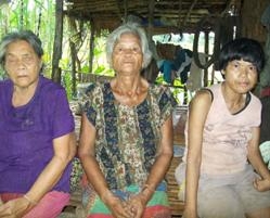 ครอบครัวของนางแดง วัดแผ่นลำ อายุ  78 ปี อาศัยอยู่กับน้องสาวตาบอดและลูกสาวพิการ