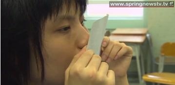 จาง ซือ ควาน นักเรียนหญิงชาวฮ่องกง วัย 20 ปี พิการทางสายตา ใช้ปากอ่าน "อักษรเบรลล์"
