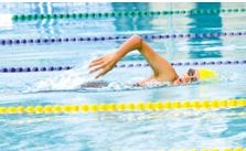 พรจิรา เขียนสี นักว่ายน้ำสาวพิการหูหนวกกำลังแข่งขันว่ายน้ำ