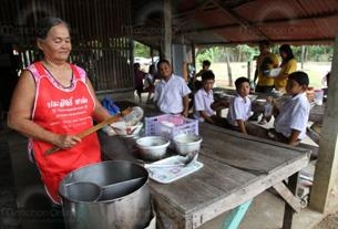 คุณยายศรีนวล อารีย์  ตาบอดสองข้างกำลังขายก๋วยเตี๋ยว