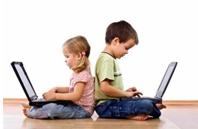 เด็กเล็ก 2 คน กำลังนั่งใช้งานคอมพิวเตอร์ตั้งโต๊ะ