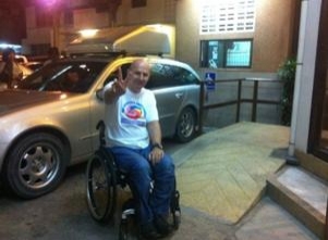 คนพิการนั่งรถเข็นมาสถานที่ ที่มีสิ่งอำนวยความสะดวกสำหรับรถเข็น