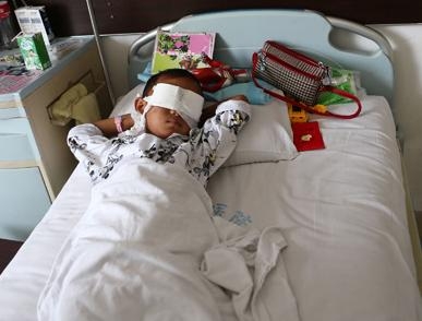 เด็กชายชาวจีนนอนพักรักษาตัวภายในโรงพยาบาล