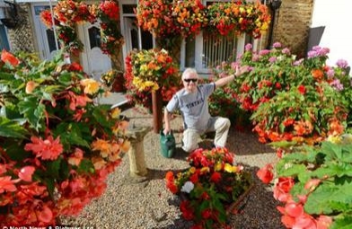 คุณตาจากอังกฤษวัย 74 ปี จัดสวนดอกไม้ได้งดงาม แม้ว่าตาจะมองไม่เห็น