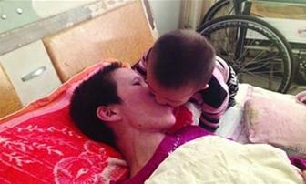 เด็กชายเกาค่อยเคี้ยวอาหารและป้อนเข้าปากผู้เป็นแม่ที่นอนป่วยอัมพาต