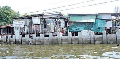 บ้านเรือนประชาชนติดริมน้ำ