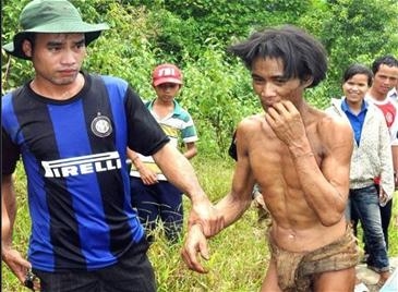 ชาวบ้านในจังหวัดกว๋างหงายของเวียดนาม เข้าช่วยเหลือพ่อลูกคู่หนึ่งซึ่งใช้ชีวิตในป่า เกือบ 40 ปี