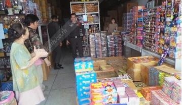 เจ้าหน้าที่ตำรวจเข้าตรวจสอบร้านค้าขายประทัดดอกไม้ไฟในเขตเทศบาลนครอุดรธานี