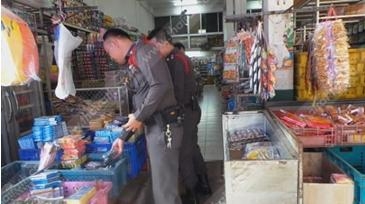 เจ้าหน้าที่ตำรวจเข้าตรวจสอบร้านค้าขายประทัดดอกไม้ไฟในเขตเทศบาลนครอุดรธานี