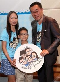 ทฤษฎี ตุลอนุกิจ จากบริษัท เอสซีลอร์ ดิสทริบิวชั่น (ประเทศไทย) จำกัด ร่วมมอบแว่นที่เหมาะสมให้กับครอบครัวบุตรคำ