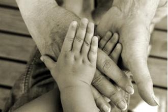 กุมมือ ให้ความรักความอบอุ่นของคนในครอบครัว