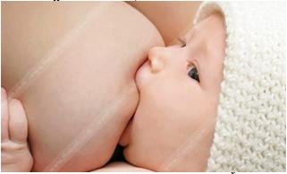 เด็กทารกกำลังดูดนมแม่