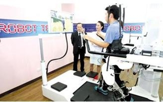 Robot Trainer หุ่นอัจฉริยะที่ช่วยเพิ่มประสิทธิภาพการฝึกเดิน และการเคลื่อนไหวของมือและแขน เครื่องแรกของโรงพยาบาลเอกชนในประเทศไทย