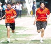 สุฑาทิพย์ แสงศักดิ์ (ซ้าย) จาก ร.ร.ฉะเชิงเทราปัญญานุกุล สปีดเข้าเส้นชัยเป็นอันดับหนึ่งในการแข่งขันวิ่ง 100ม. รุ่น 16-21ปีหญิง
