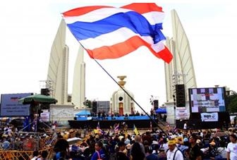 กลุ่มประชาชนต่อต้านรัฐบาลบริเวณอนุสาวรีย์ประชาธิปไตย