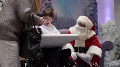 “ซานตาคลอสภาษามือ” ช่วยเด็กพิการทางประสาทหูและเป็นใบ้ให้สามารถสื่อสารกับซานตาคลอสได้
