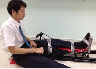 นักศึกษาทดลองใช้ “มือจ๋า...ช่วยขาหน่อย” ผลงานยุวนวัตกรพยาบาล ช่วยผู้ป่วยอัมพาต