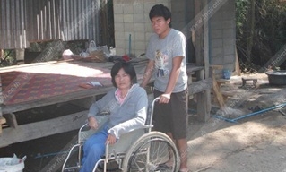 มี ด.ช.วีระพงษ์ ทิจิ หรือ "น้องโอ้บ" อายุ 15 ปี อาศัยอยู่กับแม่ พิการนั่งรถเข็น