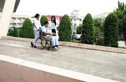 ผู้ป่วยหรือคนพิการที่นั่งรถวีลแชร์ใช้สายรัดวีลแชร์