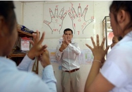 บรรยากาศการสอนภาษามือภายในห้องเรียน ที่ศูนย์ DDP ในกรุงพนมเปญ.--Agence France-Presse/Tang Chhin Sothy.