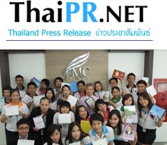 ภาพหมู่ผู้เข้าร่วมโครงการ “CMC Sharing Work Sharing Love”ร่วมบริจาคปฏิทินตั้งโต๊ะเก่าเพื่อนำไปทำสื่อการเรียนการสอนให้กับคน ตาบอดและเด็กพิการซ้ำซ้อน