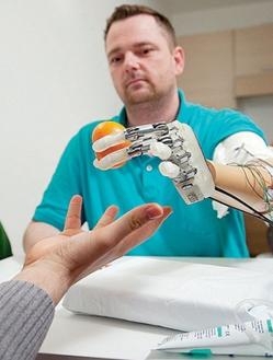 เดนนิส อาโบ โซเรนเซน ทดลองใช้การผลิตมือและแขนเทียมไฮเทค ที่สามารถ "รู้สึก" ได้
