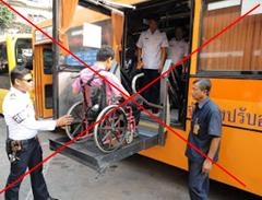 คนพิการนั่งรถเข็นทดสอบใช้บริการรถเมล์สาธารณะแบบติดตั้งลิฟต์ยกรถ
