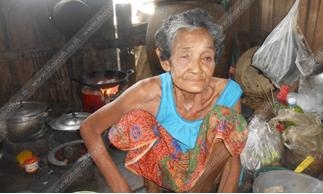 นางอุบล นวลละออ อายุ 70 ปีอาศัยอยู่กับลูกชาย ที่พิการและสติไม่สมประกอบ