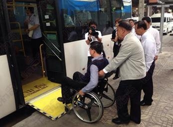 กฤษนะ ละไล ผู้ประกาศข่าวพิการนั่งรถเข็น ทดลองใช้รถเมล์ชานต่ำ