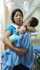 น.ส.ชี แซ่ท้าว แม่ของน้องยียง อายุ 2 ขวบ ป่วยเป็นโรคหัวแตงโม
